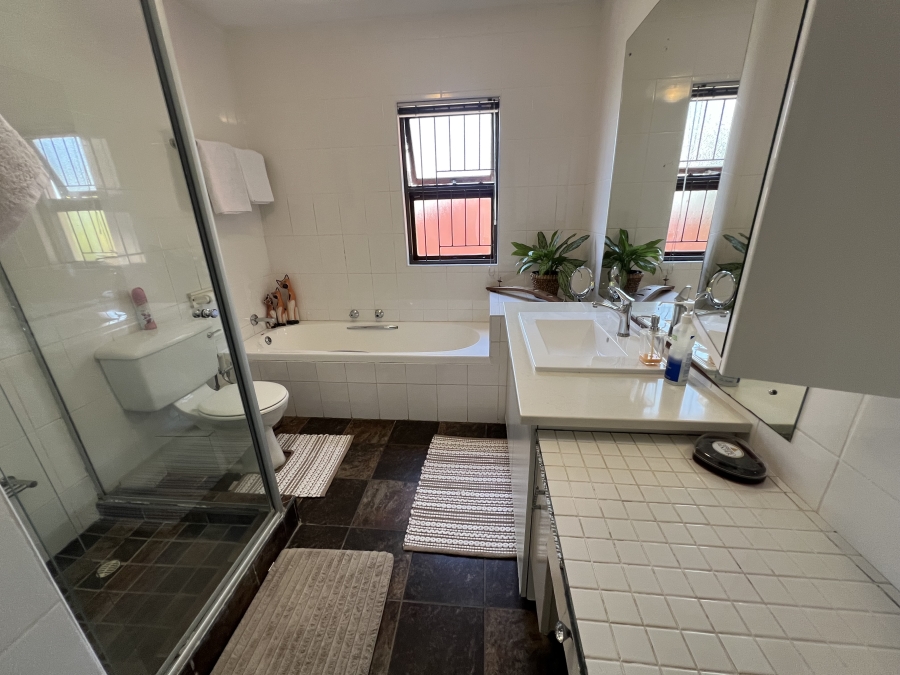 4 Bedroom Property for Sale in Bonza Bay Eastern Cape